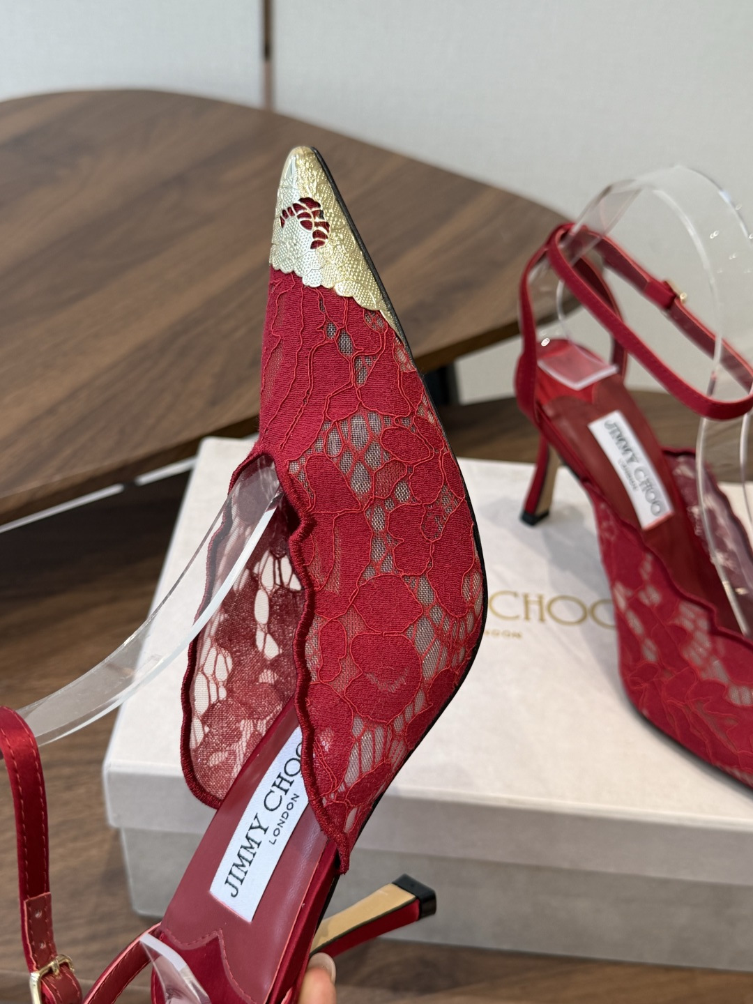 Jimmy Choo jc  周仰杰  新款蕾丝高跟鞋，这对复古小蕾丝，绝对是鞋柜C位的不二之选！它不只