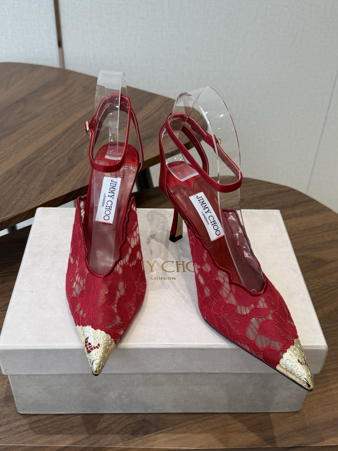 Jimmy Choo jc  周仰杰  新款蕾丝高跟鞋，这对复古小蕾丝，绝对是鞋柜C位的不二之选！它不只
