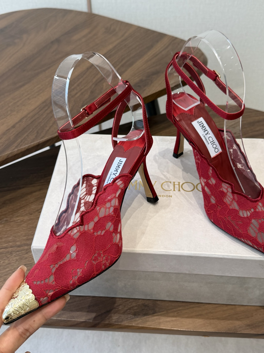 Jimmy Choo jc  周仰杰  新款蕾丝高跟鞋，这对复古小蕾丝，绝对是鞋柜C位的不二之选！它不只