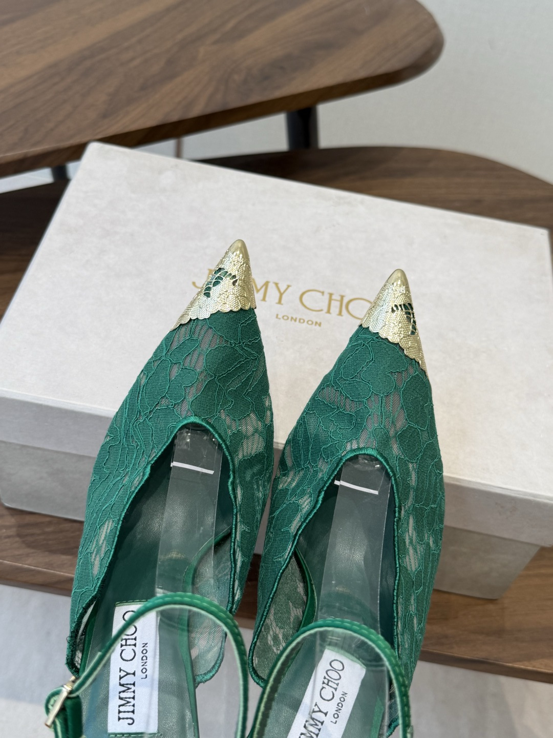 Jimmy Choo jc 周仰杰 新款蕾丝高跟鞋,这对复古小蕾丝,绝对是鞋柜C位的不二之选!它不只 Jimmy Choo jc 周仰杰 新款蕾丝高跟鞋,这对复古小蕾丝,绝对是鞋柜C位的不二之选!它不只