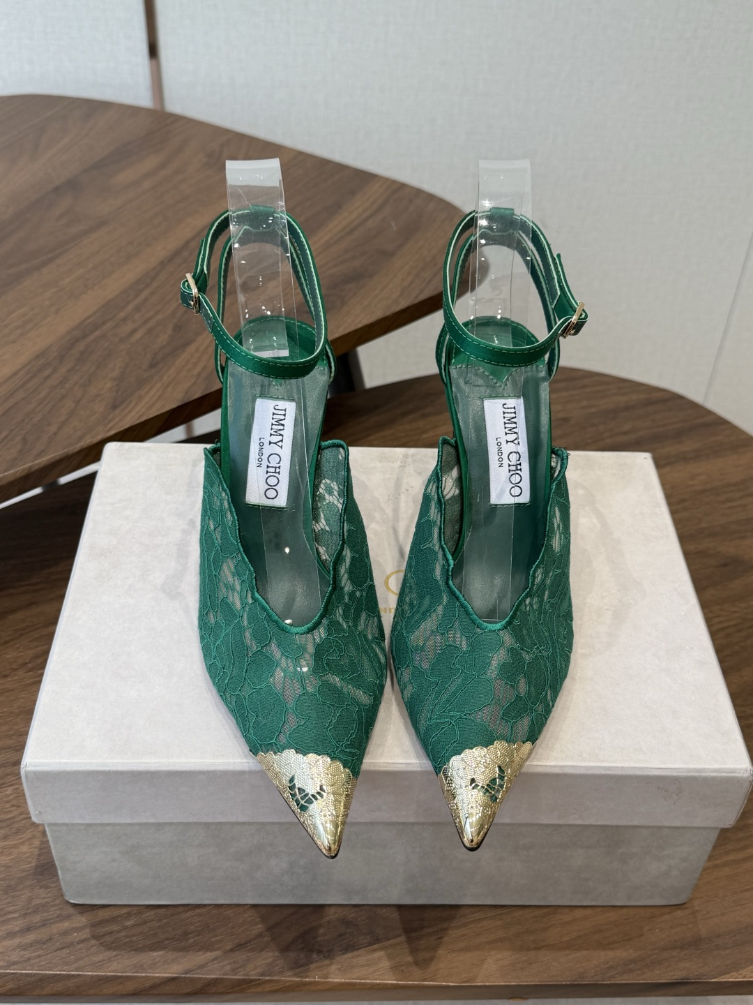 Jimmy Choo jc  周仰杰  新款蕾丝高跟鞋，这对复古小蕾丝，绝对是鞋柜C位的不二之选！它不只