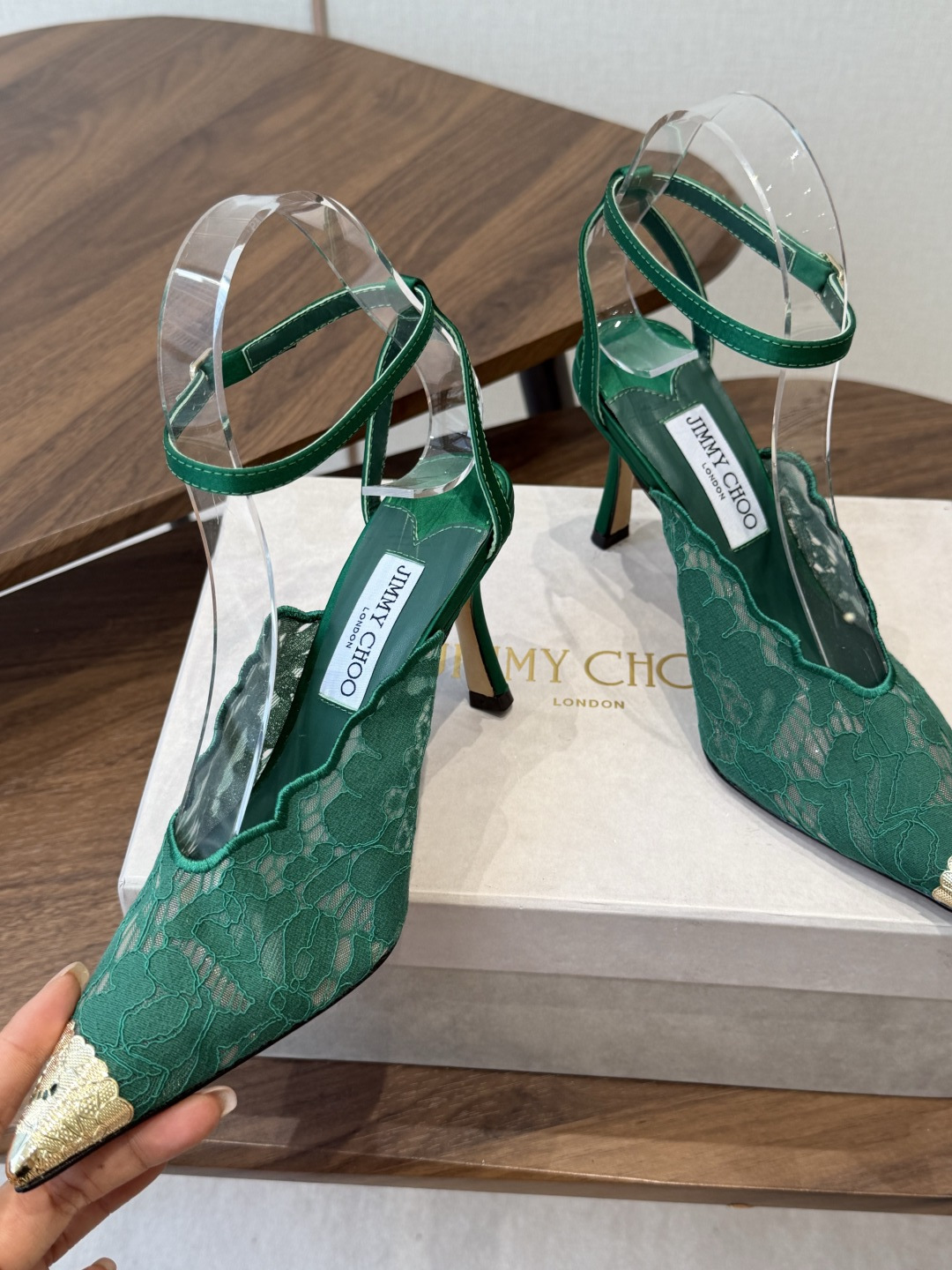 Jimmy Choo jc 周仰杰 新款蕾丝高跟鞋,这对复古小蕾丝,绝对是鞋柜C位的不二之选!它不只 Jimmy Choo jc 周仰杰 新款蕾丝高跟鞋,这对复古小蕾丝,绝对是鞋柜C位的不二之选!它不只