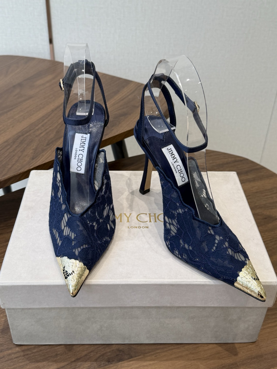 Jimmy Choo jc  周仰杰  新款蕾丝高跟鞋，这对复古小蕾丝，绝对是鞋柜C位的不二之选！它不只