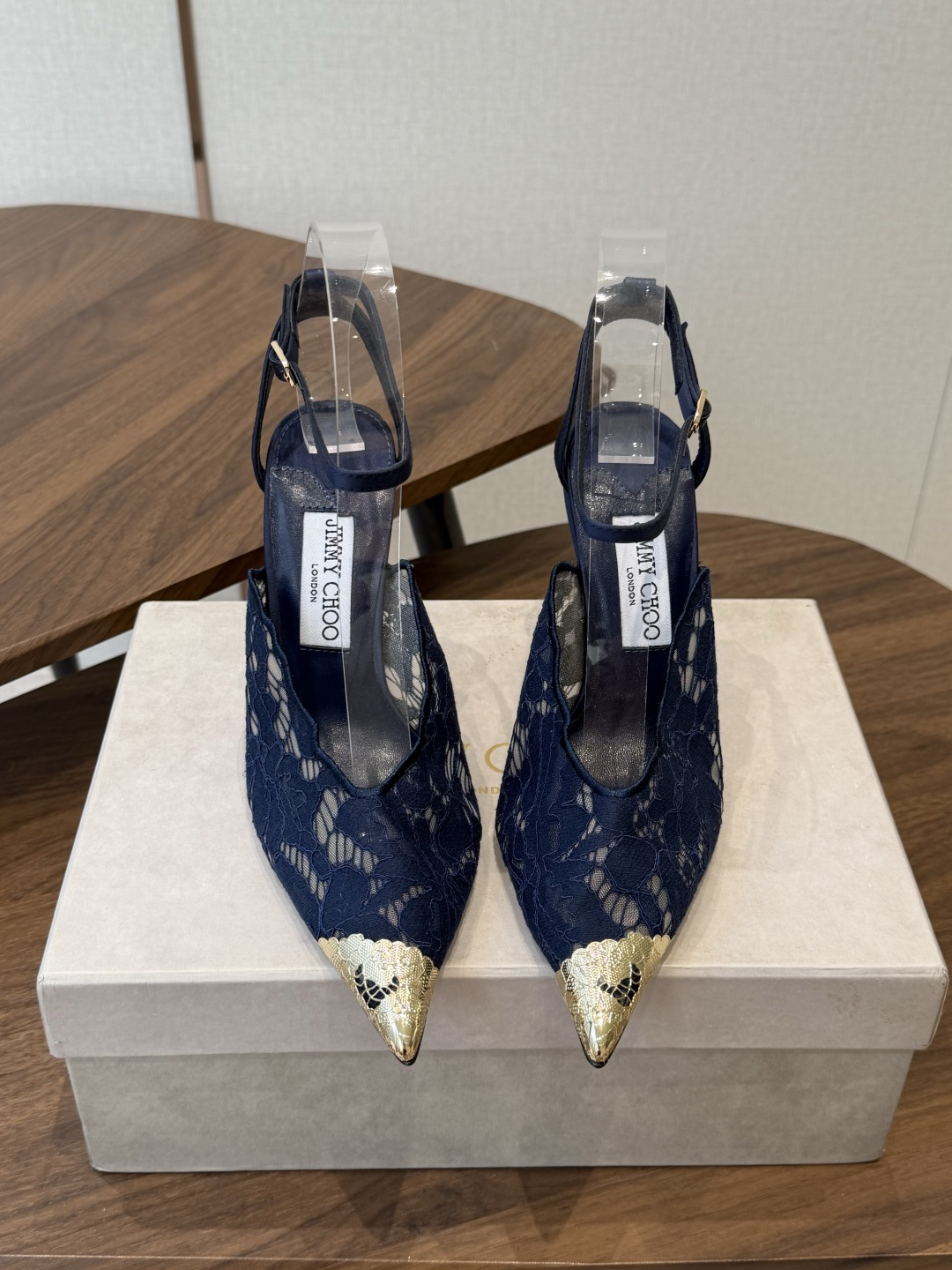 Jimmy Choo jc  周仰杰  新款蕾丝高跟鞋，这对复古小蕾丝，绝对是鞋柜C位的不二之选！它不只