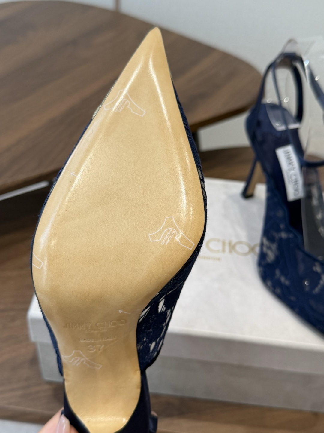 Jimmy Choo jc  周仰杰  新款蕾丝高跟鞋，这对复古小蕾丝，绝对是鞋柜C位的不二之选！它不只