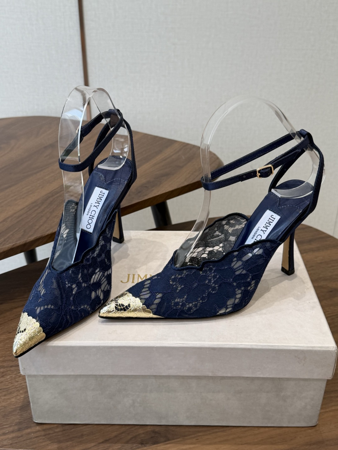 Jimmy Choo jc  周仰杰  新款蕾丝高跟鞋，这对复古小蕾丝，绝对是鞋柜C位的不二之选！它不只