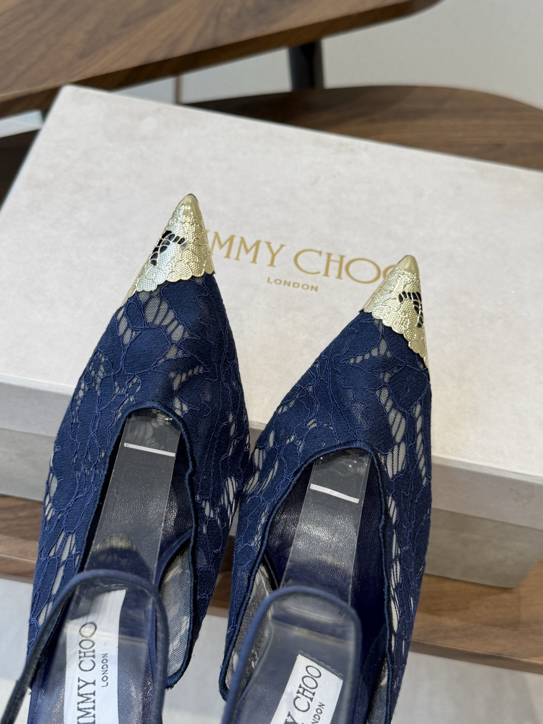 Jimmy Choo jc  周仰杰  新款蕾丝高跟鞋，这对复古小蕾丝，绝对是鞋柜C位的不二之选！它不只