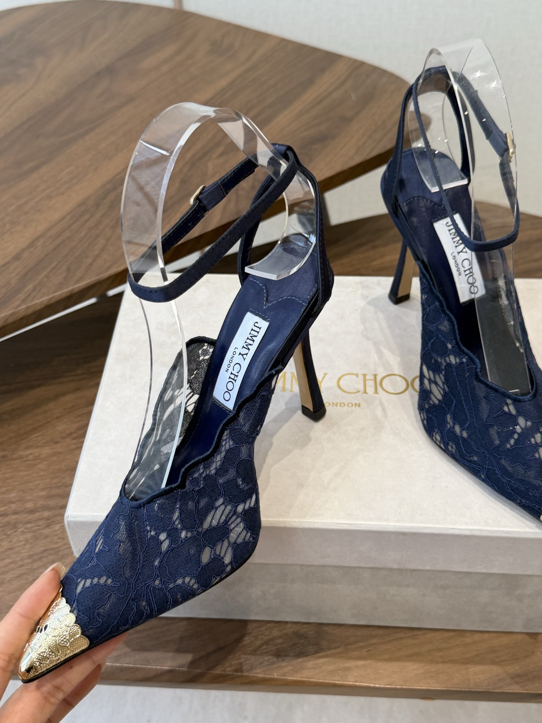 Jimmy Choo jc  周仰杰  新款蕾丝高跟鞋，这对复古小蕾丝，绝对是鞋柜C位的不二之选！它不只