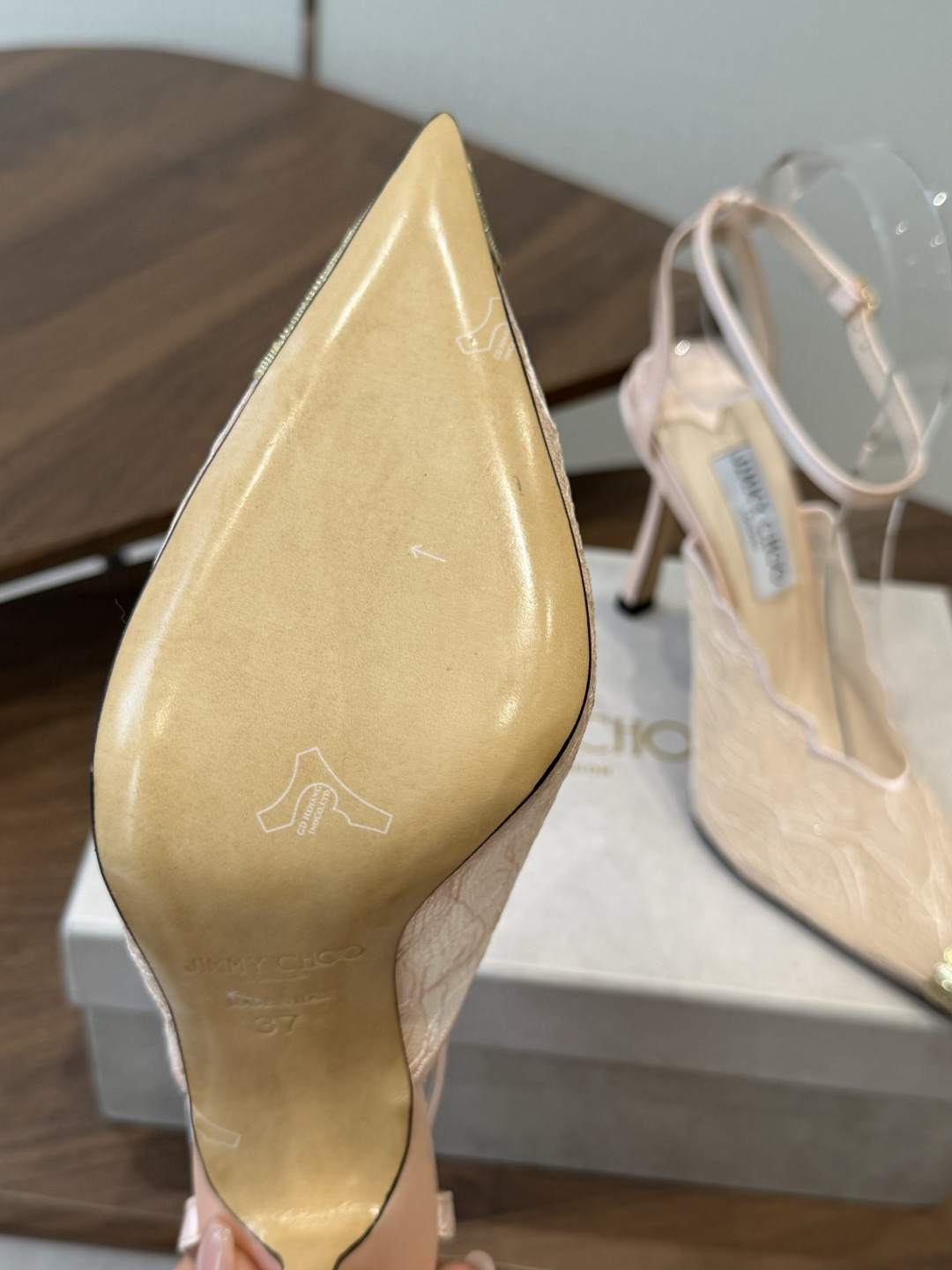 Jimmy Choo jc  周仰杰  新款蕾丝高跟鞋，这对复古小蕾丝，绝对是鞋柜C位的不二之选！它不只