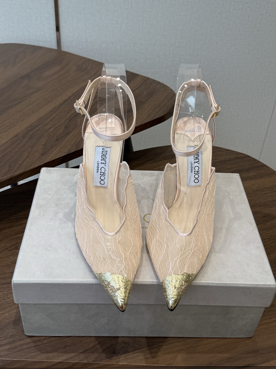 Jimmy Choo jc  周仰杰  新款蕾丝高跟鞋，这对复古小蕾丝，绝对是鞋柜C位的不二之选！它不只