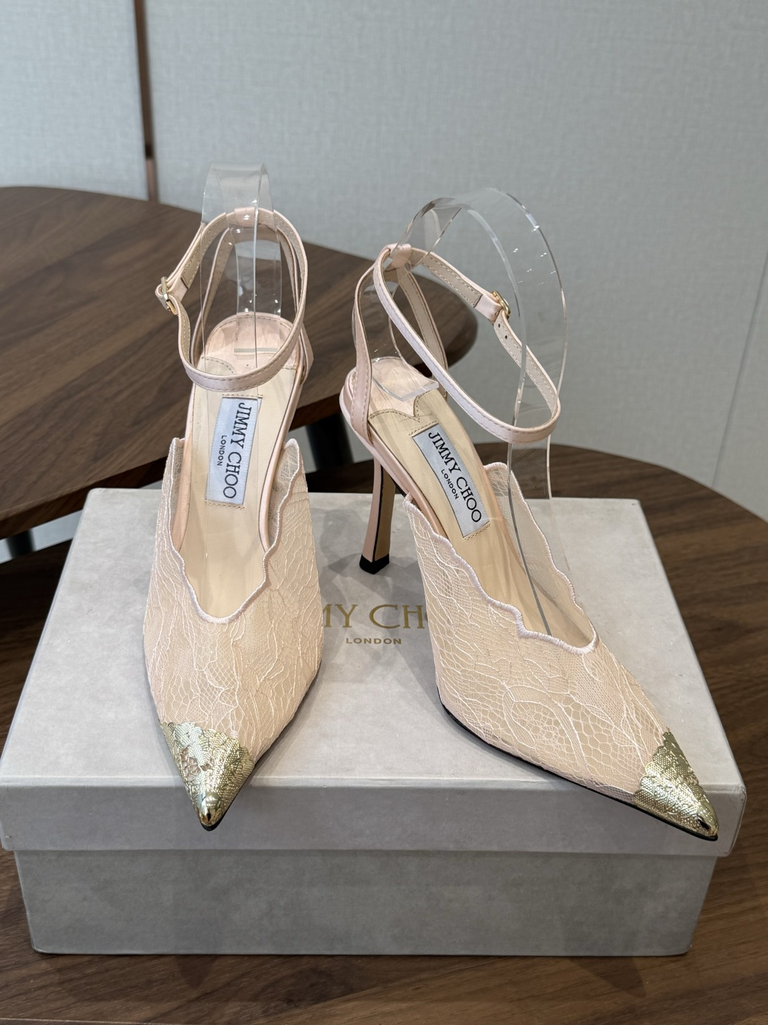 Jimmy Choo jc  周仰杰  新款蕾丝高跟鞋，这对复古小蕾丝，绝对是鞋柜C位的不二之选！它不只