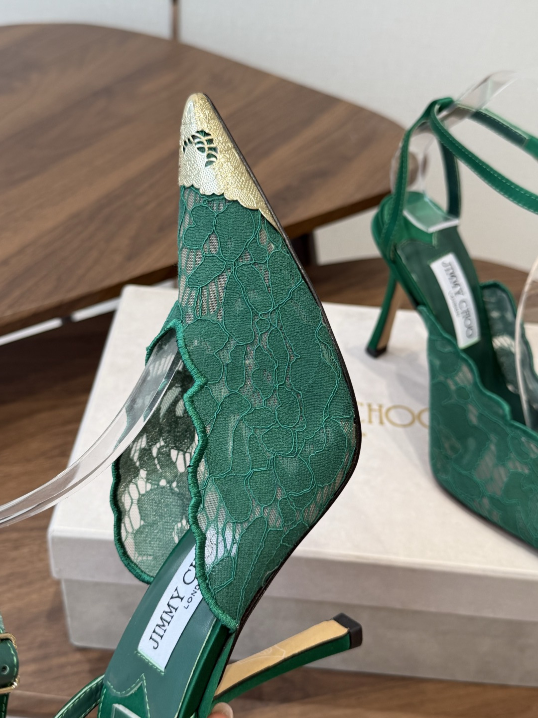Jimmy Choo jc 周仰杰 新款蕾丝高跟鞋,这对复古小蕾丝,绝对是鞋柜C位的不二之选!它不只 Jimmy Choo jc 周仰杰 新款蕾丝高跟鞋,这对复古小蕾丝,绝对是鞋柜C位的不二之选!它不只