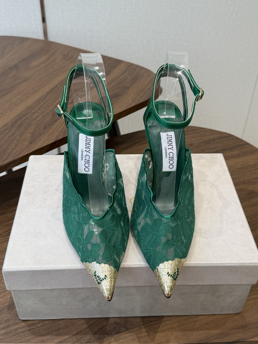 Jimmy Choo jc  周仰杰  新款蕾丝高跟鞋，这对复古小蕾丝，绝对是鞋柜C位的不二之选！它不只