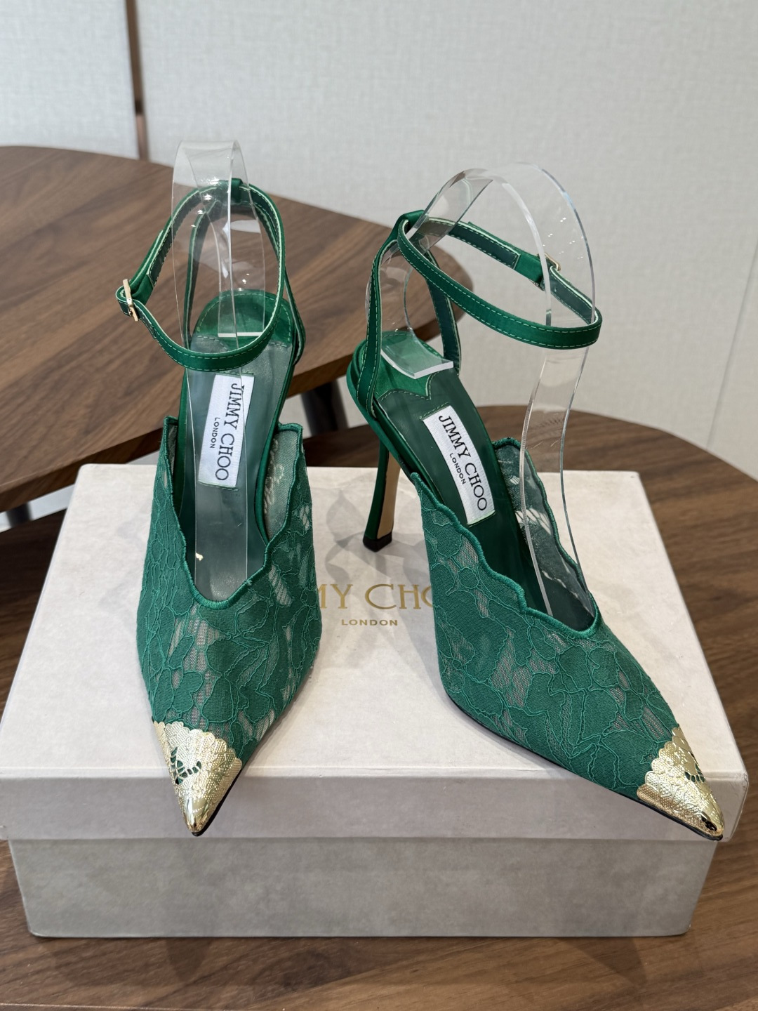 Jimmy Choo jc 周仰杰 新款蕾丝高跟鞋,这对复古小蕾丝,绝对是鞋柜C位的不二之选!它不只 Jimmy Choo jc 周仰杰 新款蕾丝高跟鞋,这对复古小蕾丝,绝对是鞋柜C位的不二之选!它不只