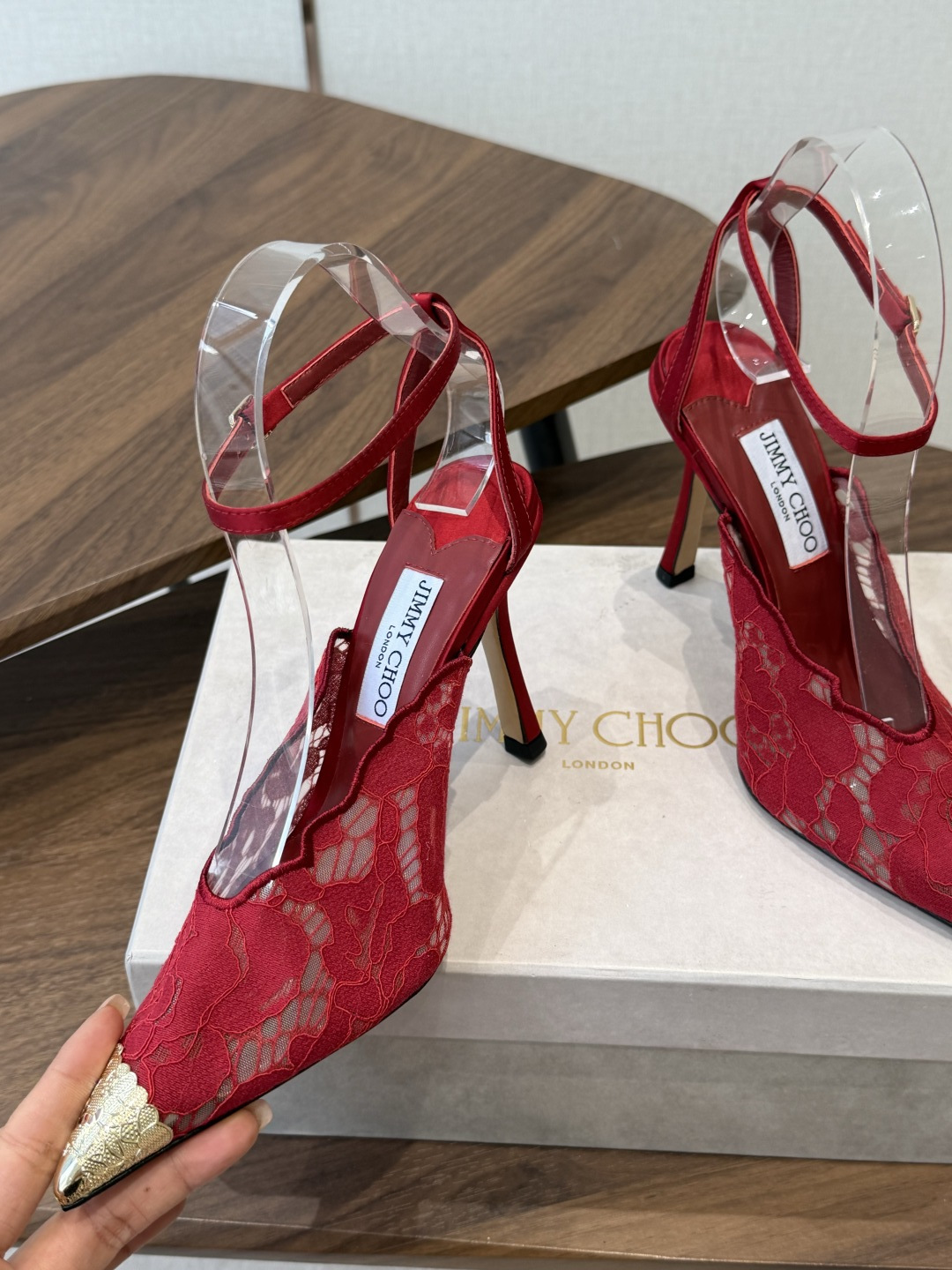 Jimmy Choo jc 周仰杰 新款蕾丝高跟鞋,这对复古小蕾丝,绝对是鞋柜C位的不二之选!它不只 Jimmy Choo jc 周仰杰 新款蕾丝高跟鞋,这对复古小蕾丝,绝对是鞋柜C位的不二之选!它不只