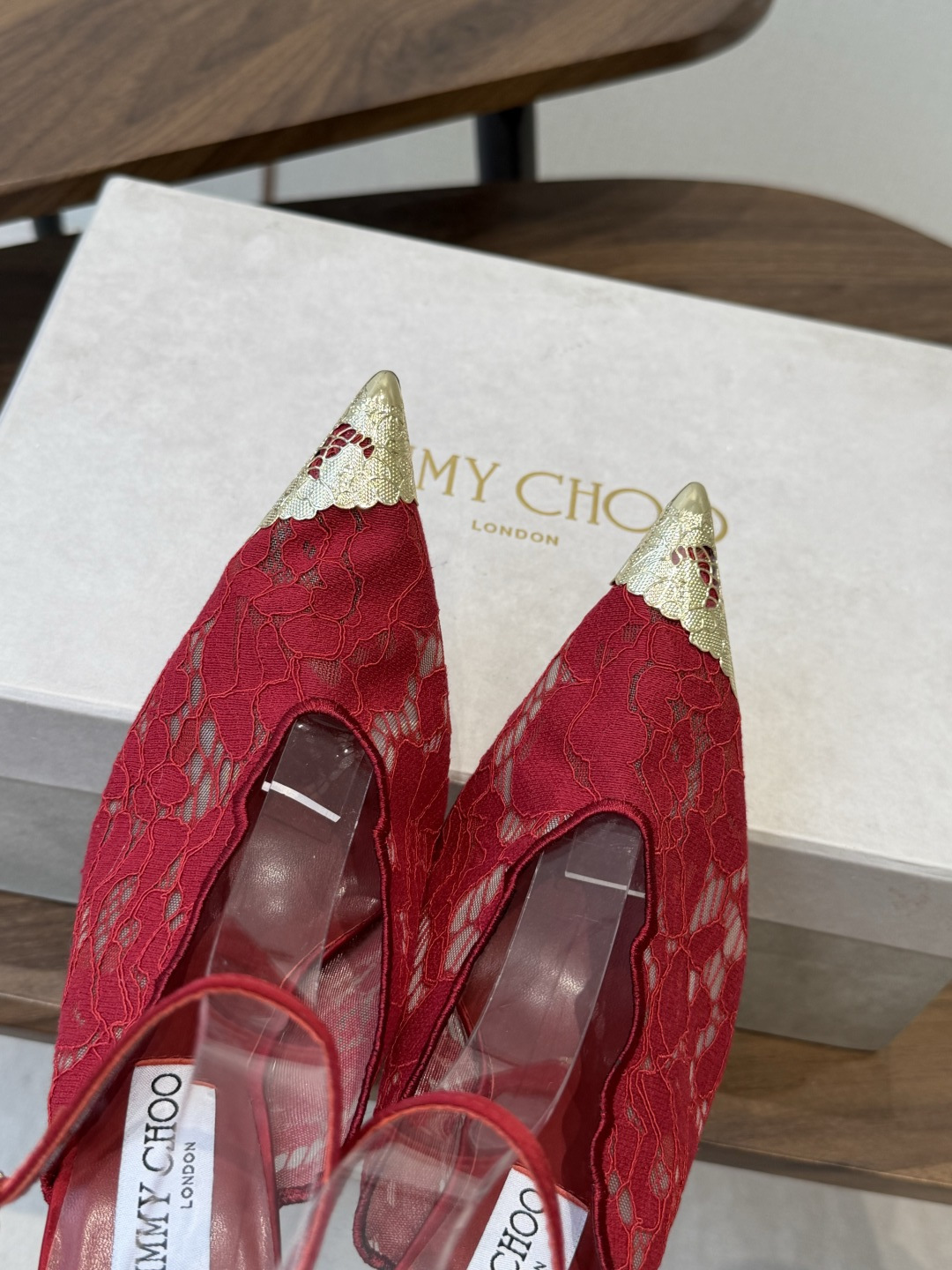 Jimmy Choo jc 周仰杰 新款蕾丝高跟鞋,这对复古小蕾丝,绝对是鞋柜C位的不二之选!它不只 Jimmy Choo jc 周仰杰 新款蕾丝高跟鞋,这对复古小蕾丝,绝对是鞋柜C位的不二之选!它不只