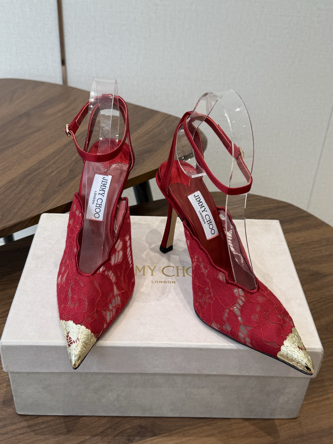 Jimmy Choo jc 周仰杰 新款蕾丝高跟鞋,这对复古小蕾丝,绝对是鞋柜C位的不二之选!它不只 Jimmy Choo jc 周仰杰 新款蕾丝高跟鞋,这对复古小蕾丝,绝对是鞋柜C位的不二之选!它不只