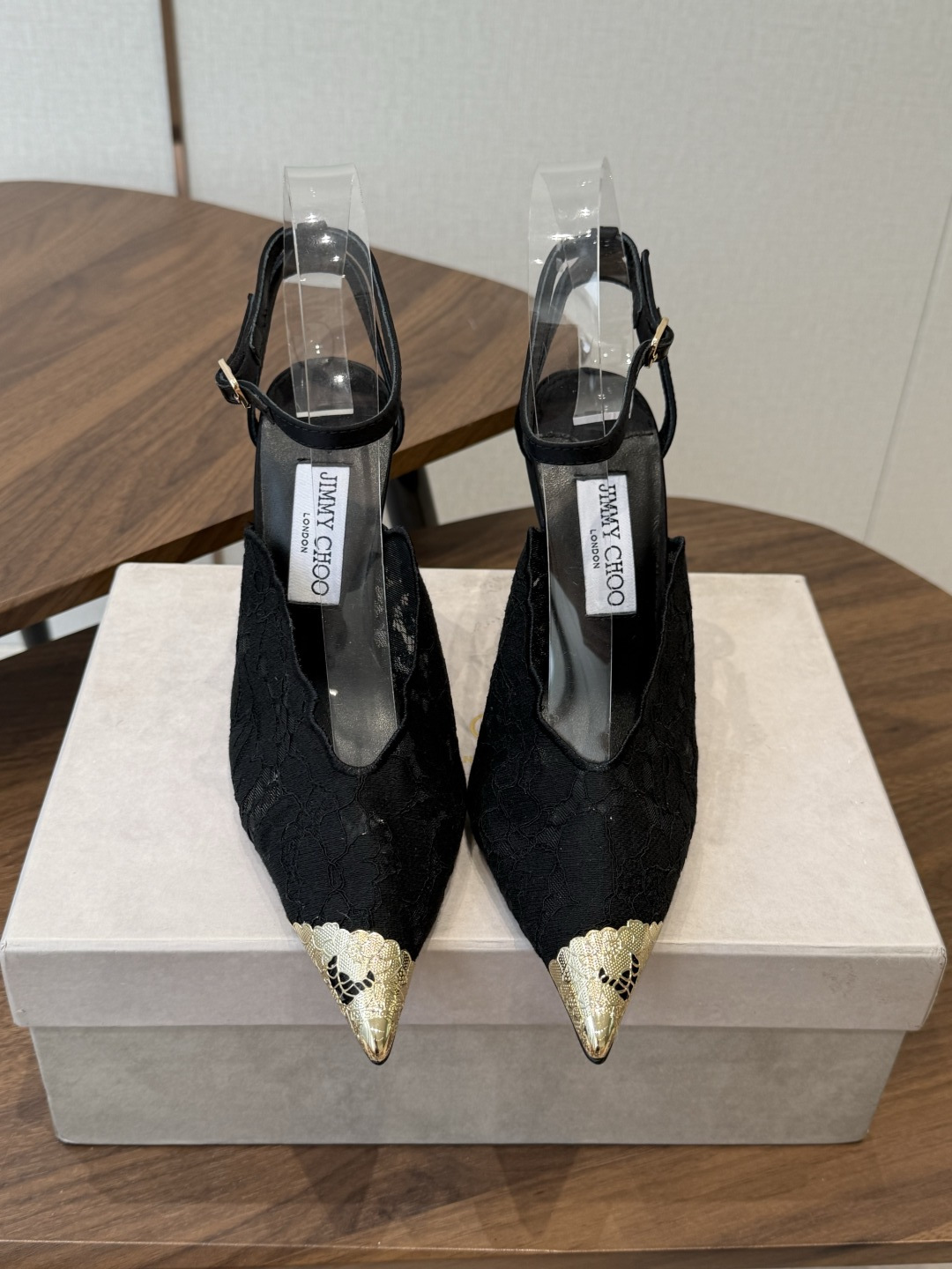 Jimmy Choo jc  周仰杰  新款蕾丝高跟鞋，这对复古小蕾丝，绝对是鞋柜C位的不二之选！它不只