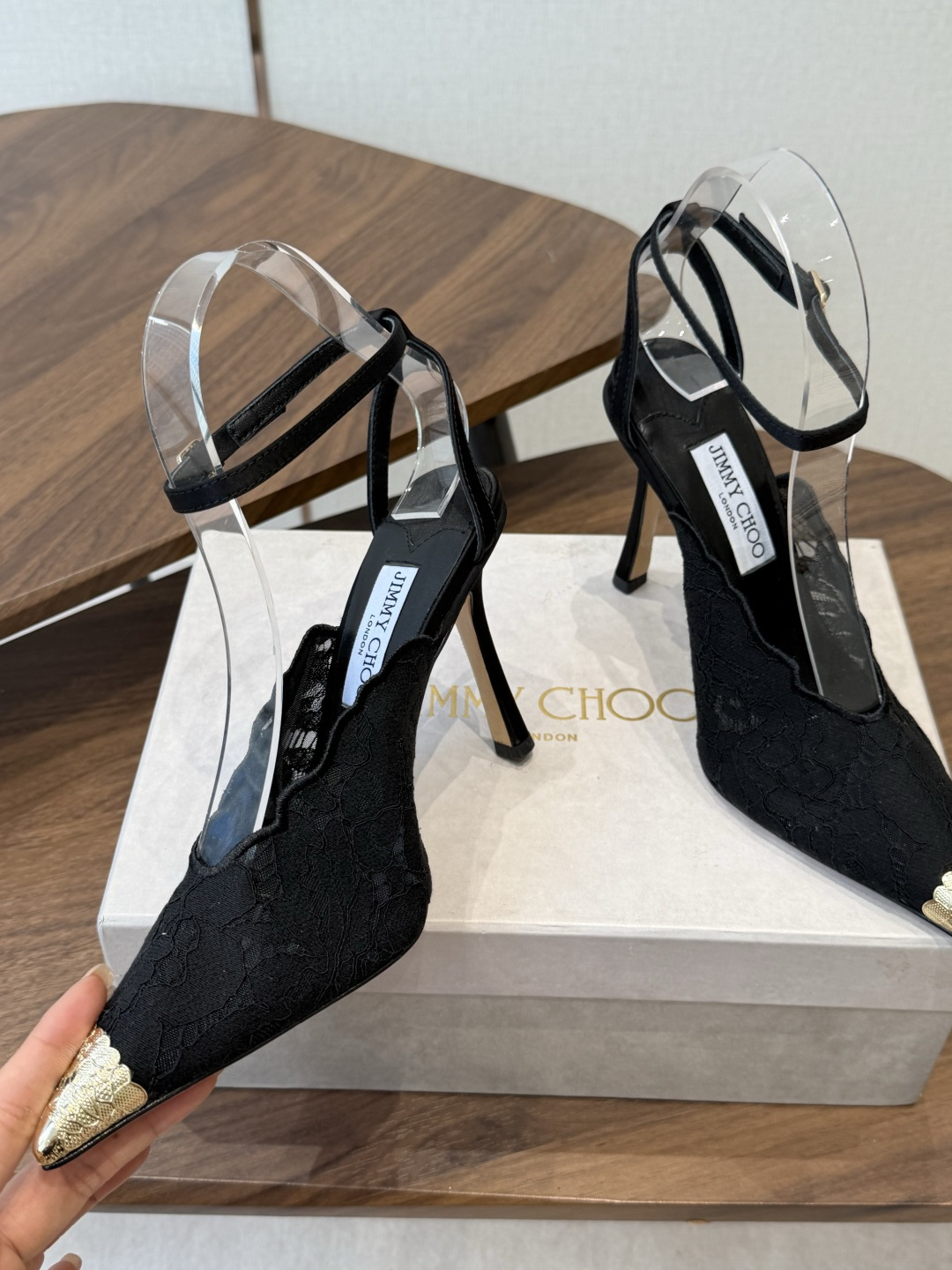 Jimmy Choo jc 周仰杰 新款蕾丝高跟鞋,这对复古小蕾丝,绝对是鞋柜C位的不二之选!它不只 Jimmy Choo jc 周仰杰 新款蕾丝高跟鞋,这对复古小蕾丝,绝对是鞋柜C位的不二之选!它不只