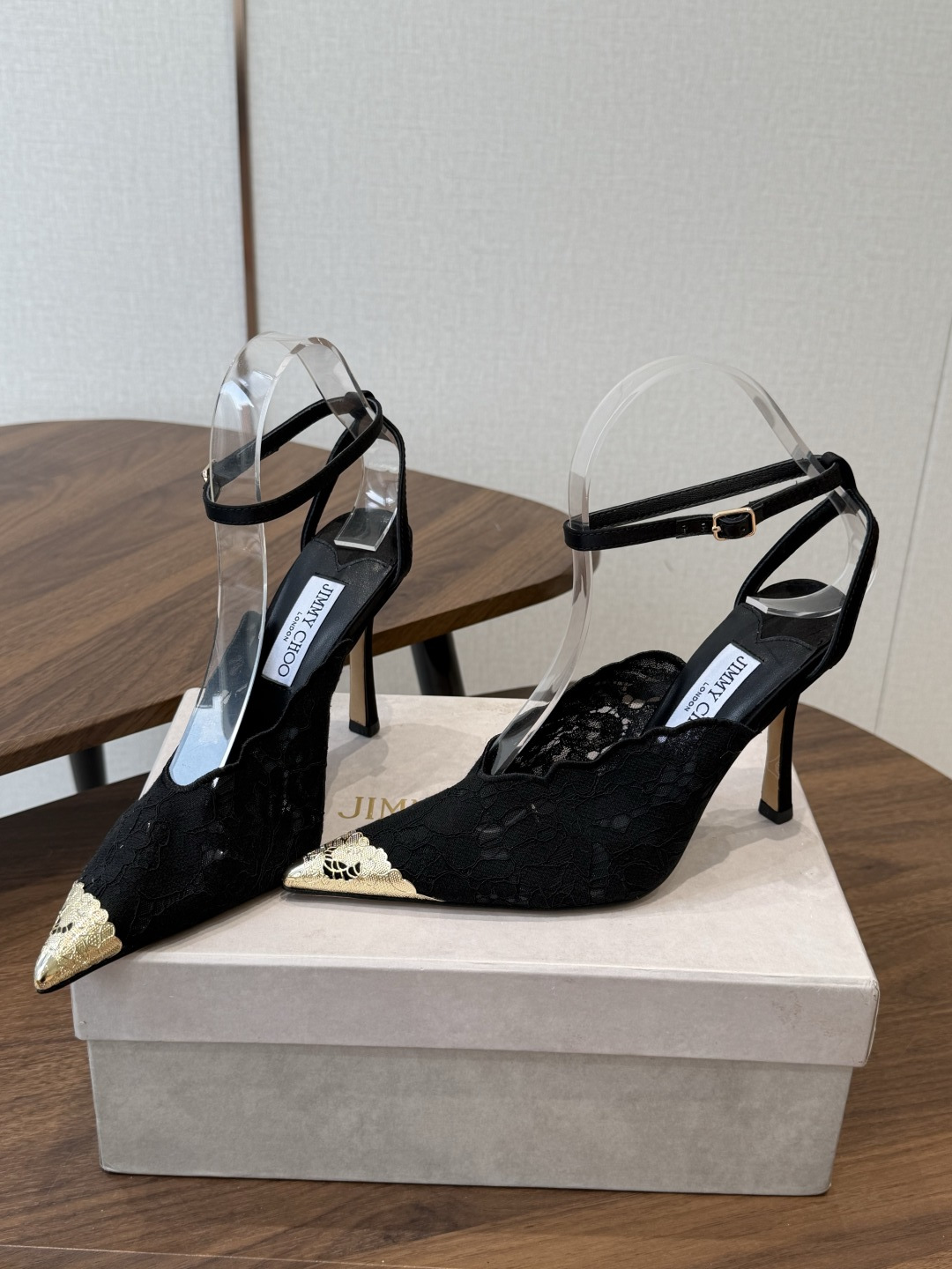 Jimmy Choo jc 周仰杰 新款蕾丝高跟鞋,这对复古小蕾丝,绝对是鞋柜C位的不二之选!它不只 Jimmy Choo jc 周仰杰 新款蕾丝高跟鞋,这对复古小蕾丝,绝对是鞋柜C位的不二之选!它不只