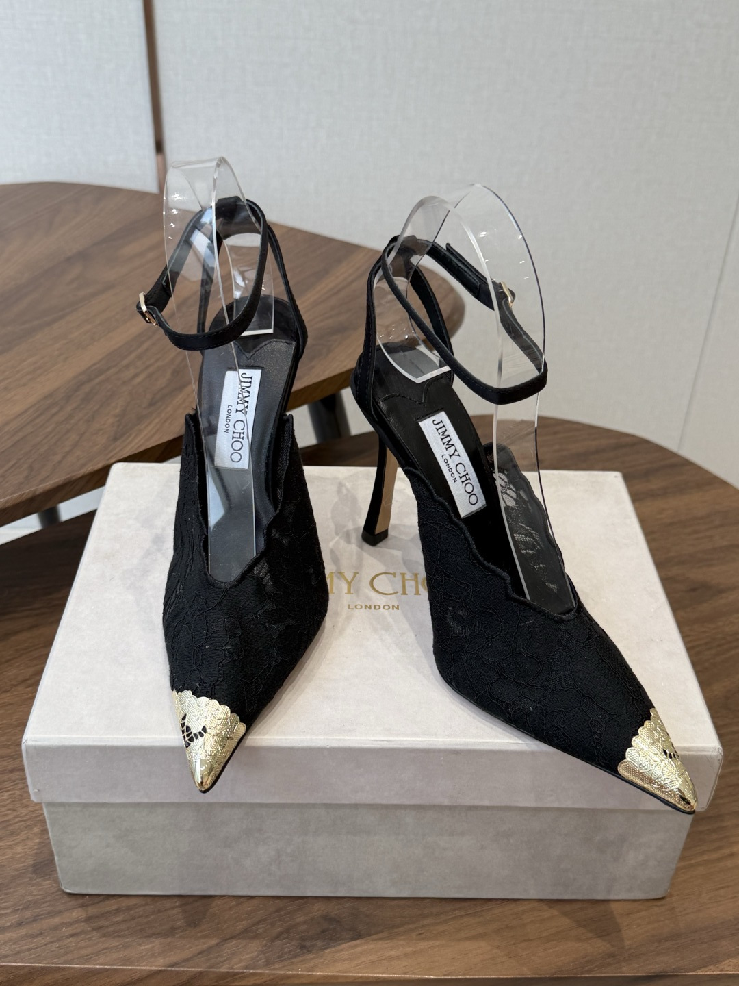 Jimmy Choo jc 周仰杰 新款蕾丝高跟鞋,这对复古小蕾丝,绝对是鞋柜C位的不二之选!它不只 Jimmy Choo jc 周仰杰 新款蕾丝高跟鞋,这对复古小蕾丝,绝对是鞋柜C位的不二之选!它不只