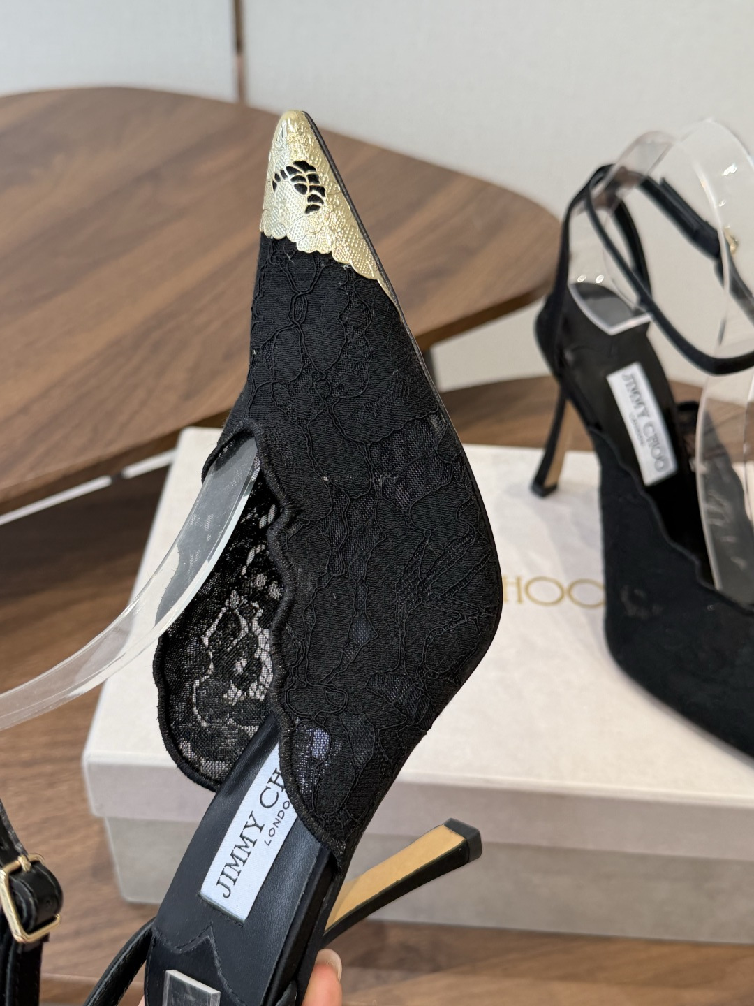 Jimmy Choo jc 周仰杰 新款蕾丝高跟鞋,这对复古小蕾丝,绝对是鞋柜C位的不二之选!它不只 Jimmy Choo jc 周仰杰 新款蕾丝高跟鞋,这对复古小蕾丝,绝对是鞋柜C位的不二之选!它不只