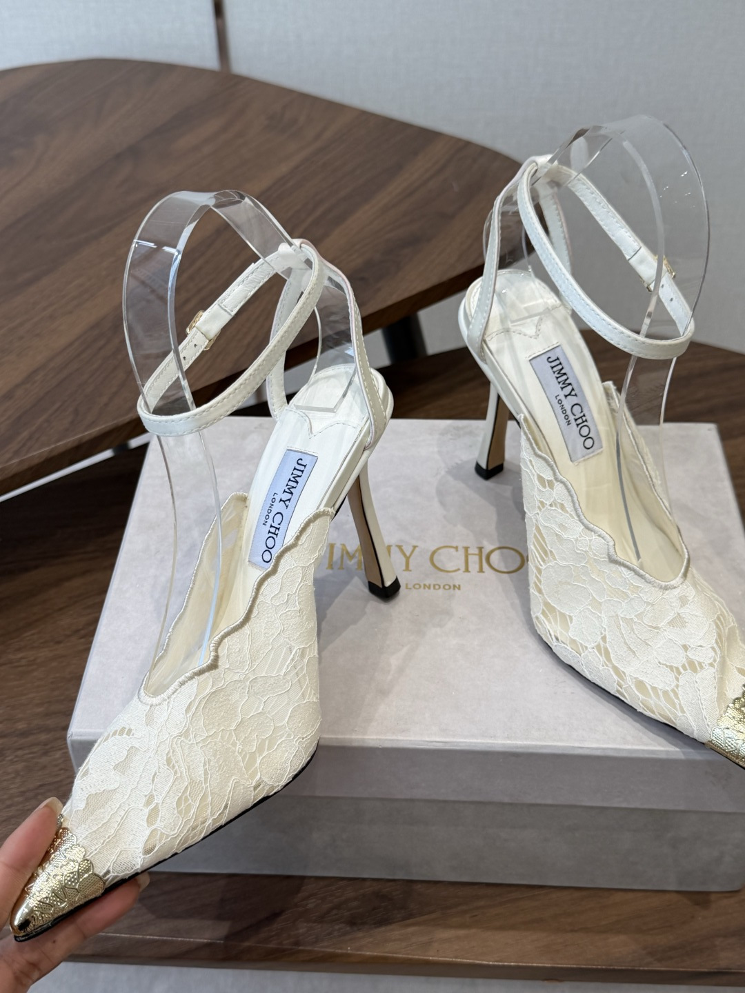 Jimmy Choo jc 周仰杰 新款蕾丝高跟鞋,这对复古小蕾丝,绝对是鞋柜C位的不二之选!它不只 Jimmy Choo jc 周仰杰 新款蕾丝高跟鞋,这对复古小蕾丝,绝对是鞋柜C位的不二之选!它不只