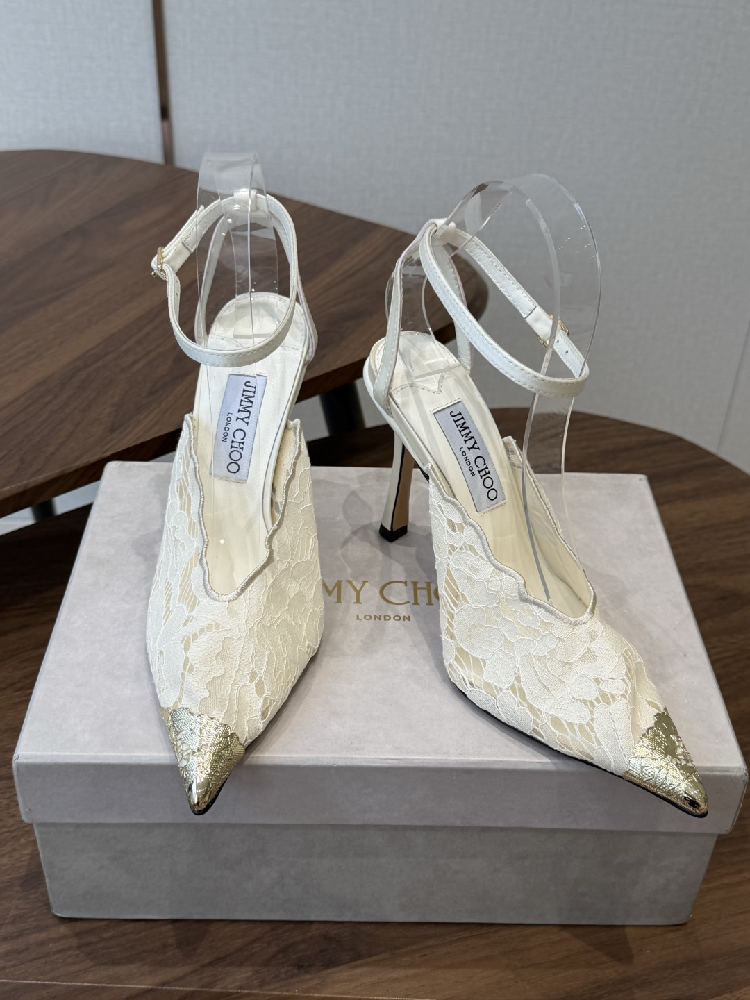 Jimmy Choo jc 周仰杰 新款蕾丝高跟鞋,这对复古小蕾丝,绝对是鞋柜C位的不二之选!它不只 Jimmy Choo jc 周仰杰 新款蕾丝高跟鞋,这对复古小蕾丝,绝对是鞋柜C位的不二之选!它不只