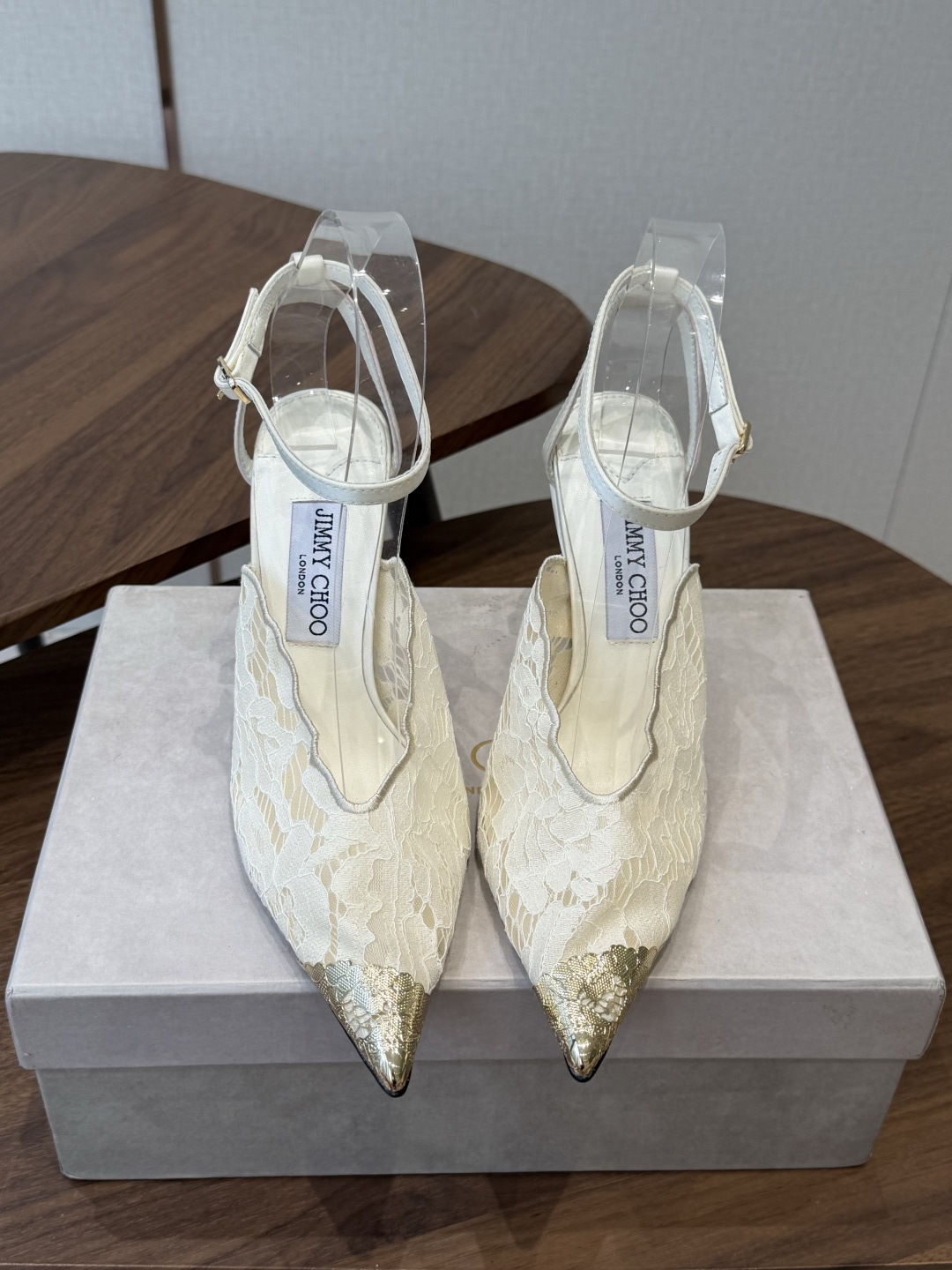 NO:875077,Jimmy Choo jc Jimmy Choo's new lace high heels, this pair of retro lace shoes are definitely the best choice for the C position of the shoe cabinet!  It is not only a pair of shoes, but also a symbol of elegance and fashion. The lace is delicate and soft, full of texture, and the classic pointed toe design is both retro and fashionable. It modifies the foot shape and shows grand elegance. It is stable and easy to control, and the feet are not tired when walking. It is very suitable for dating and commuting. Material: Customized lace/silk upper + custom molded hardware buckle, sheepskin lining, leather outsole, heel height 8.5cm/10cm, Size34-42 (34 40)  41 42 (customized, non-returnable), high heels and sandals, jimmy choo, sandals, high heels, sheepskin, real silk, Leather soles19860909Jimmy Choo jc 周仰杰 新款蕾丝高跟鞋,这对复古小蕾丝,绝对是鞋柜C位的不二之选！它不只是一双鞋,更是优雅与时尚的象征.蕾丝细腻柔软,质感满满,经典尖头设计,既复古又时髦,修饰脚型的同时,尽显大气优雅.行走的稳定轻松驾驭,走路不累脚,约会、通勤都超合适. 材质鞋面定制蕾丝/真丝 +定制开模五金扣 内里羊皮里 大底真皮大底 跟高8.5cm/10cm Size34-42（34 40 41 42订做不退换）,高跟鞋凉鞋,jimmy choo,sandals,high heels,sheepskin,real silk,Leather soles,Women's Shoes