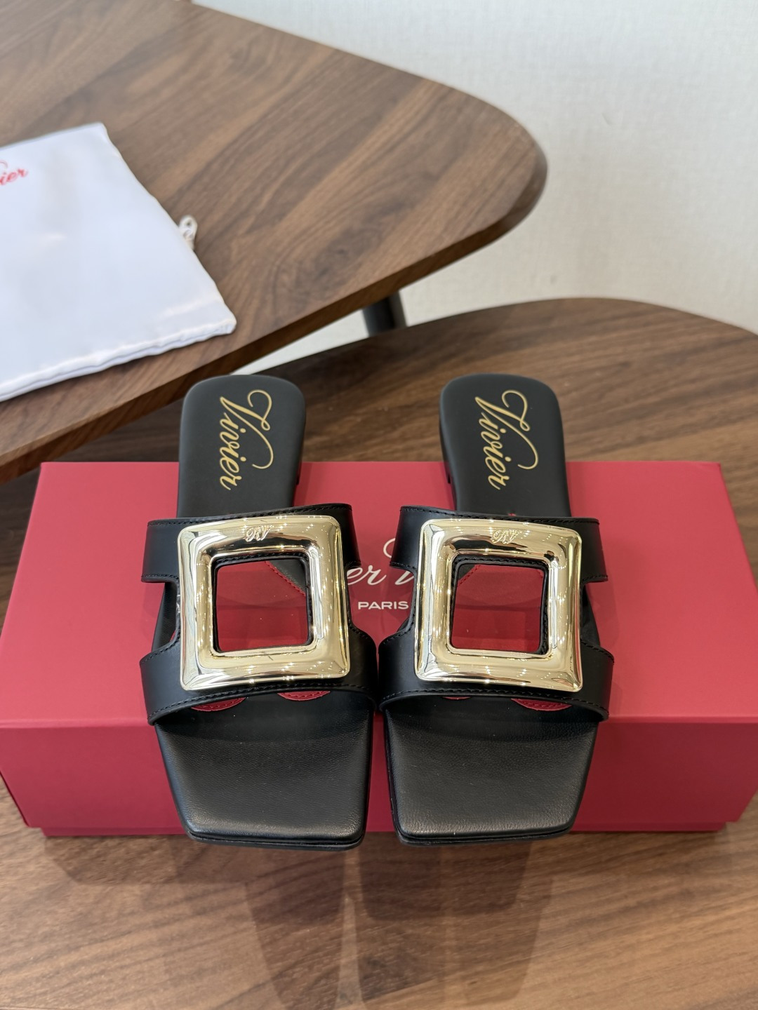 莞产Roger vivier Rv包皮方扣凉拖 2026ss以质感超强的胎牛皮 纯手工制成 简约不简单，