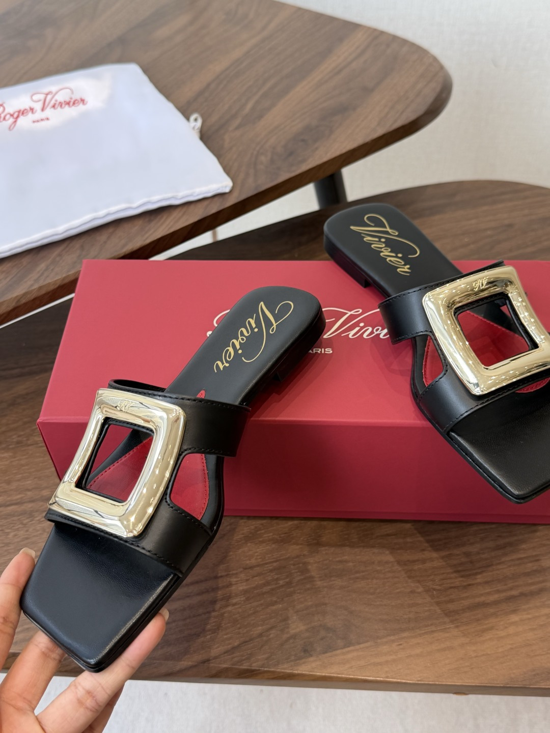 莞产Roger vivier Rv包皮方扣凉拖 2026ss以质感超强的胎牛皮 纯手工制成 简约不简单，