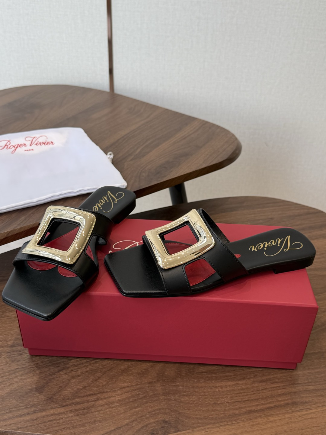 莞产Roger vivier Rv包皮方扣凉拖 2026ss以质感超强的胎牛皮 纯手工制成 简约不简单，