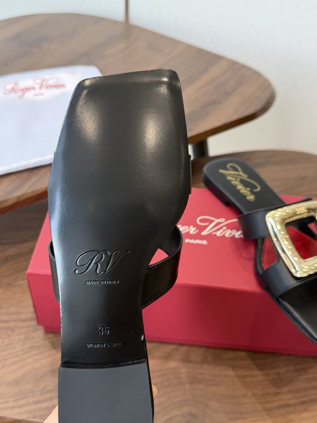 莞产Roger vivier Rv包皮方扣凉拖 2026ss以质感超强的胎牛皮 纯手工制成 简约不简单，
