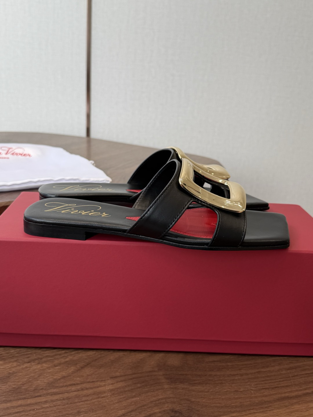 莞产Roger vivier Rv包皮方扣凉拖 2026ss以质感超强的胎牛皮 纯手工制成 简约不简单，