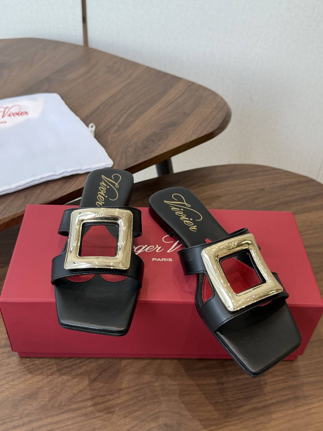 莞产Roger vivier Rv包皮方扣凉拖 2026ss以质感超强的胎牛皮 纯手工制成 简约不简单，