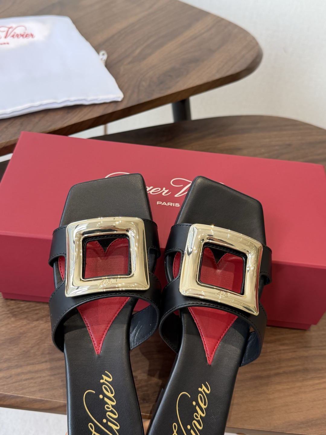 莞产Roger vivier Rv包皮方扣凉拖 2026ss以质感超强的胎牛皮 纯手工制成 简约不简单，