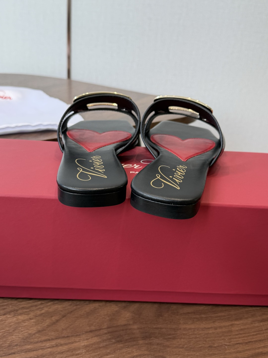 莞产Roger vivier Rv包皮方扣凉拖 2026ss以质感超强的胎牛皮 纯手工制成 简约不简单，