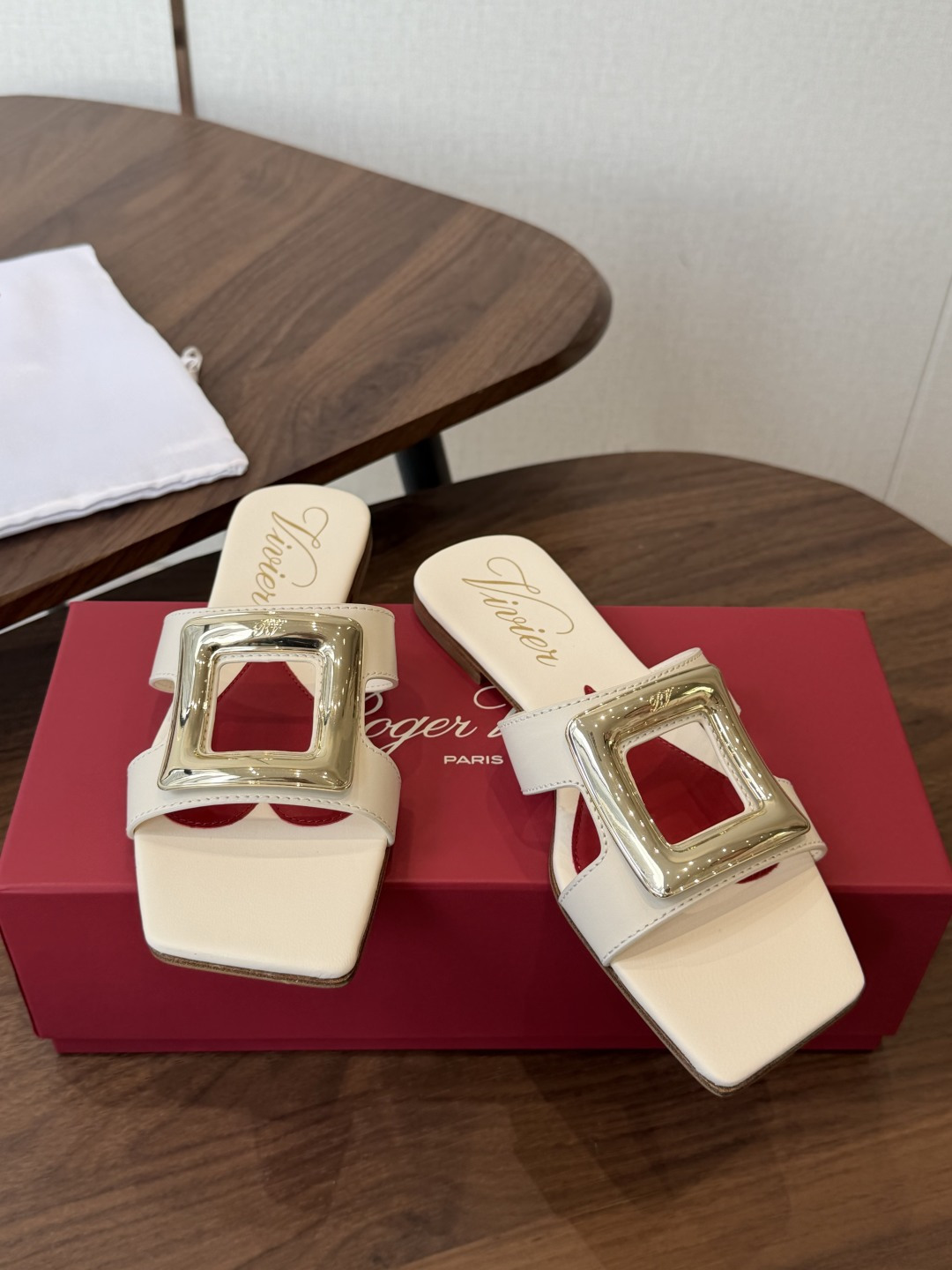 莞产Roger vivier Rv包皮方扣凉拖 2026ss以质感超强的胎牛皮 纯手工制成 简约不简单，
