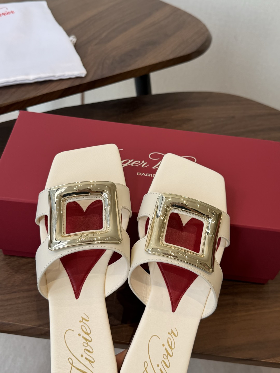 莞产Roger vivier Rv包皮方扣凉拖 2026ss以质感超强的胎牛皮 纯手工制成 简约不简单，