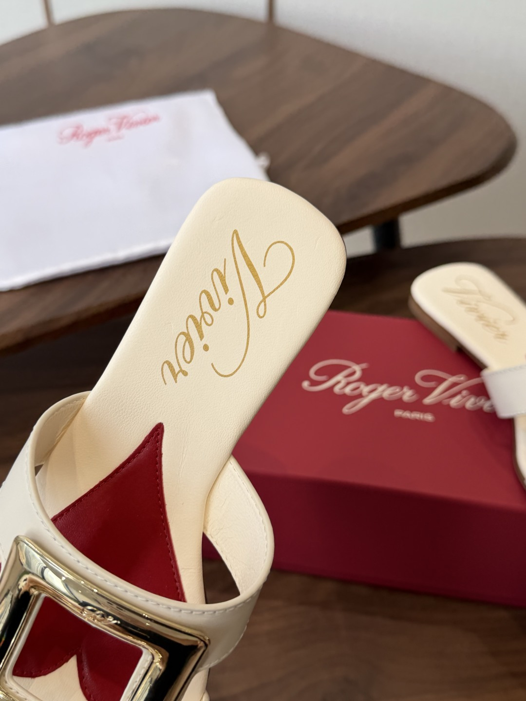 莞产Roger vivier Rv包皮方扣凉拖 2026ss以质感超强的胎牛皮 纯手工制成 简约不简单，