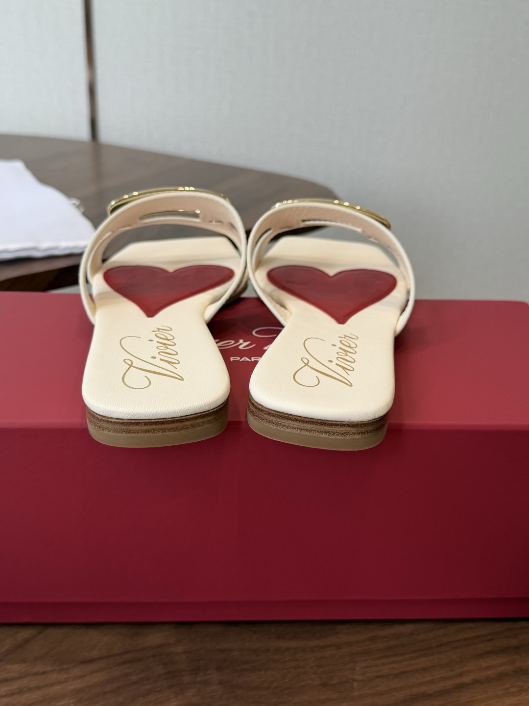 莞产Roger vivier Rv包皮方扣凉拖 2026ss以质感超强的胎牛皮 纯手工制成 简约不简单，