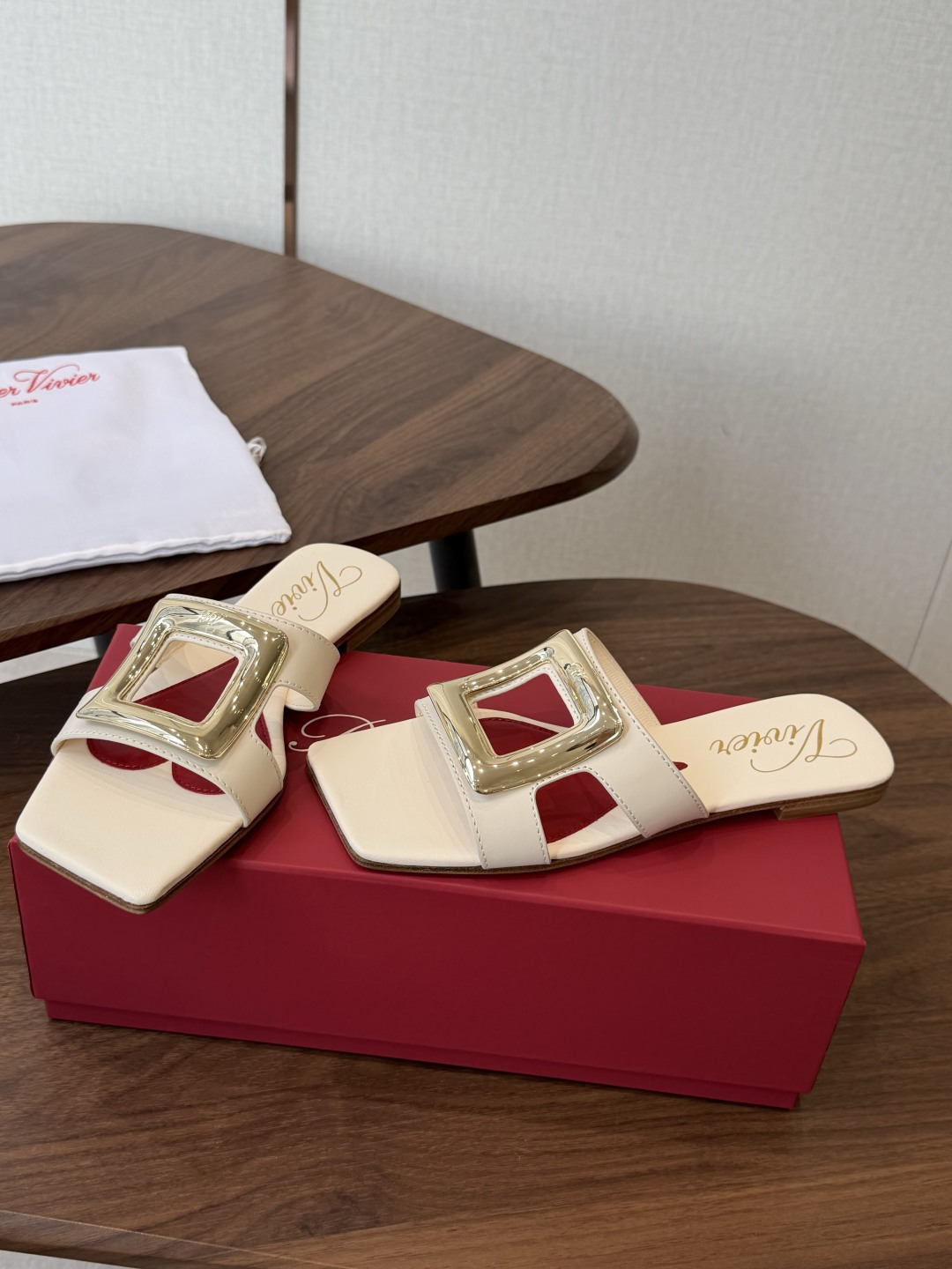 莞产Roger vivier Rv包皮方扣凉拖 2026ss以质感超强的胎牛皮 纯手工制成 简约不简单，