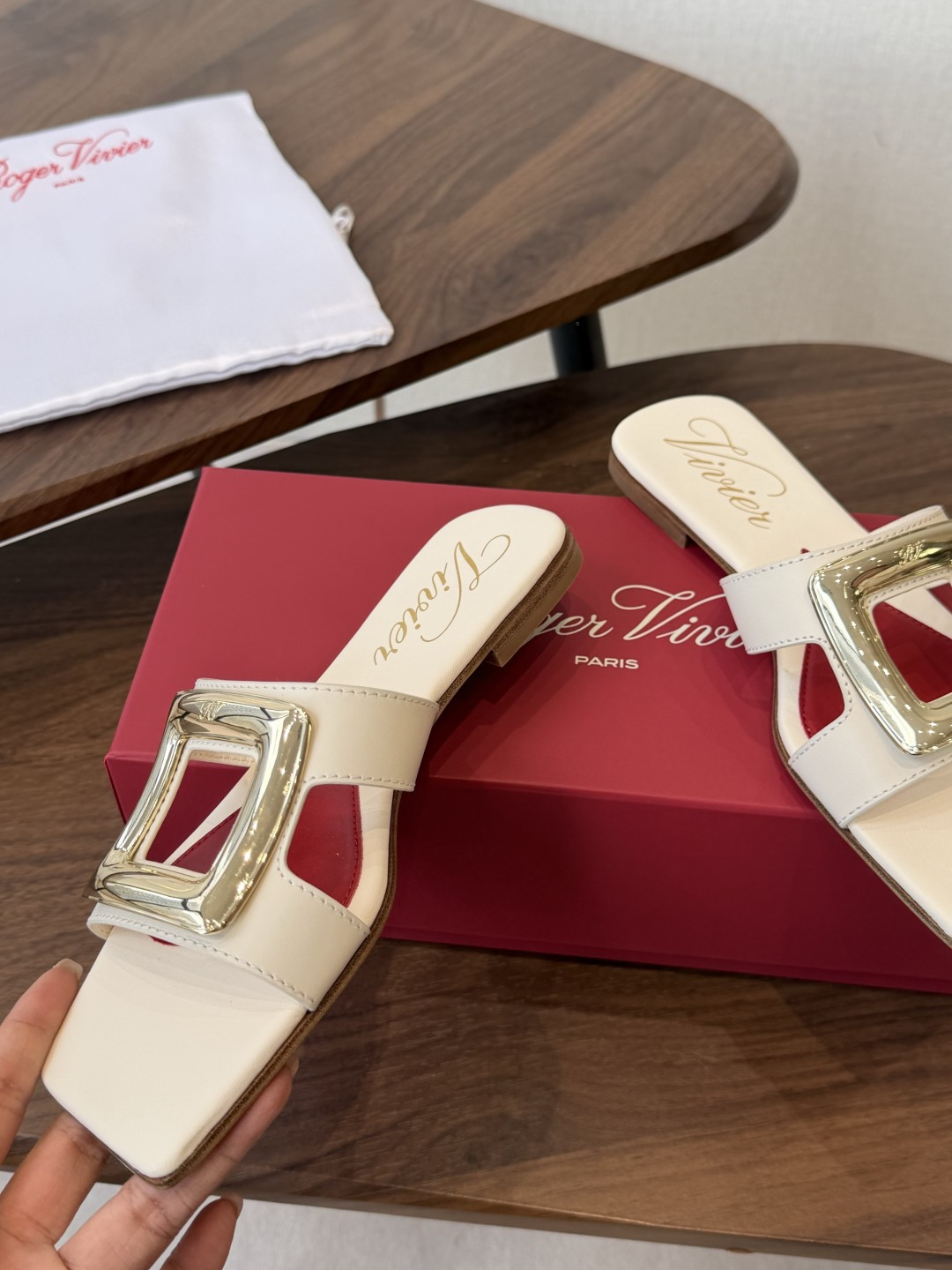 莞产Roger vivier Rv包皮方扣凉拖 2026ss以质感超强的胎牛皮 纯手工制成 简约不简单，