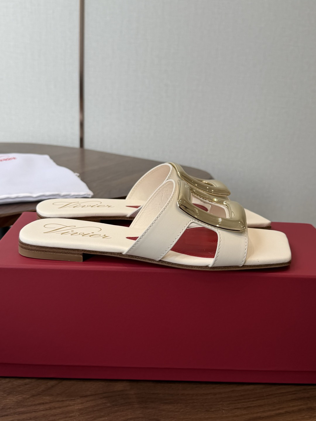 莞产Roger vivier Rv包皮方扣凉拖 2026ss以质感超强的胎牛皮 纯手工制成 简约不简单，