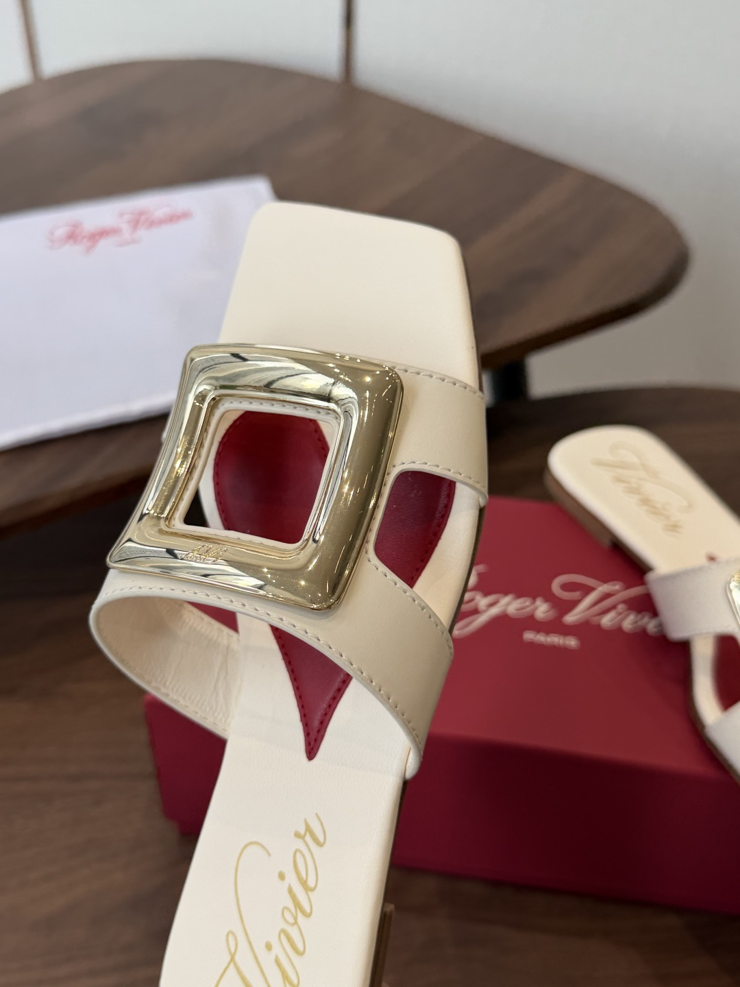 莞产Roger vivier Rv包皮方扣凉拖 2026ss以质感超强的胎牛皮 纯手工制成 简约不简单，