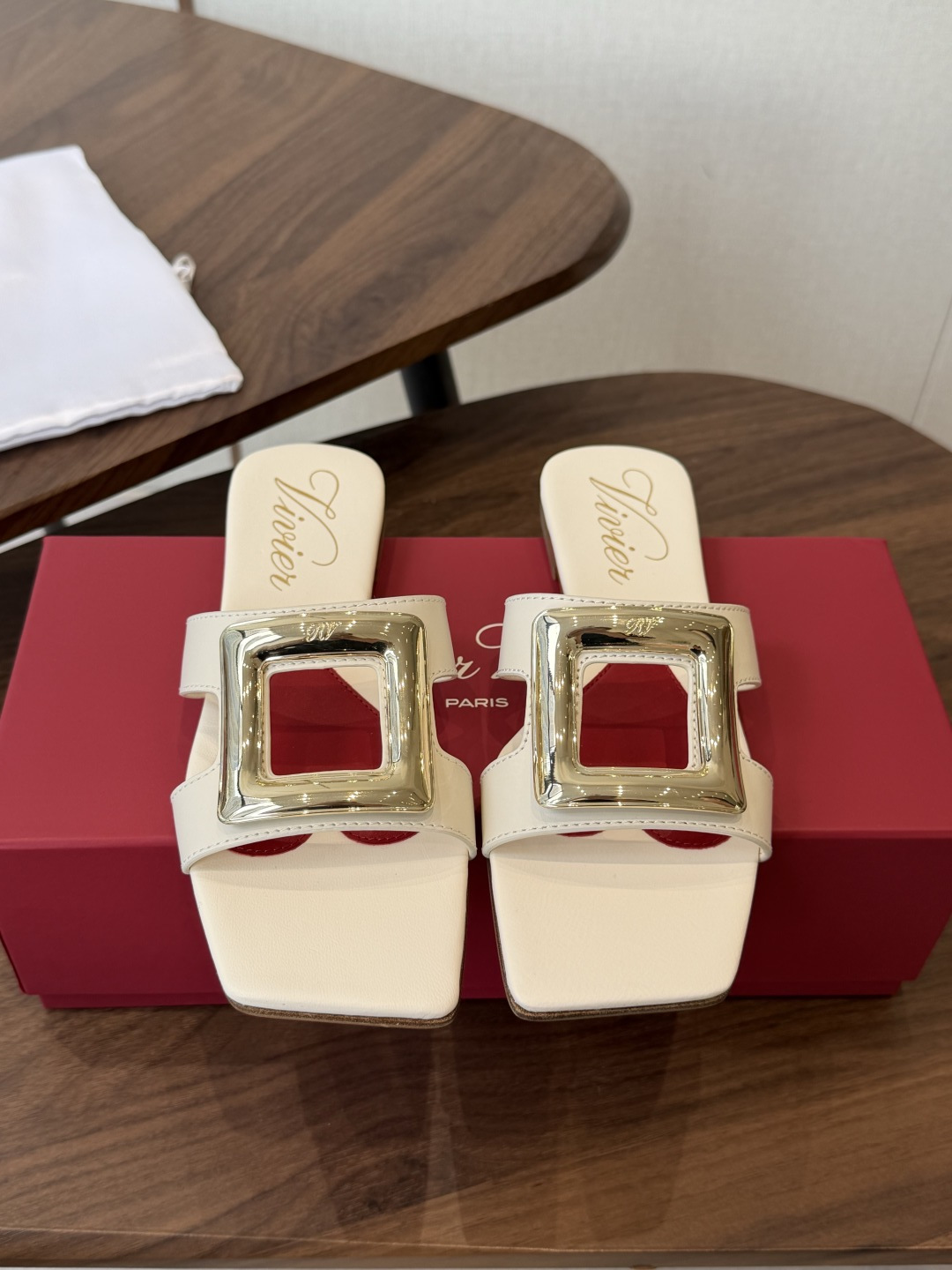 NO:875071,Roger Vivier Rv leather square buckle sandals made in Dongguan 2026ss are made of super-textured fetal cowhide, purely handmade. Simple but not simple, instantly brighten the night style. Size#35-40 (40 customized, non-returnable), slippers, roger vivor, slippers, cowhide19860909莞产Roger vivier Rv包皮方扣凉拖 2026ss 以质感超强的胎牛皮 纯手工制成 简约不简单,即刻点亮夜间造型. Size#35-40（40 定制不退换）,拖鞋,roger vivier,slippers,cowhide,Women's Shoes