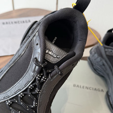 Balen&ciaga 新款情侣款老爹鞋对于热衷鞋文化的朋友们来说 必然知道这指的是巴黎世家了!把原有时 Balen&ciaga 新款情侣款老爹鞋对于热衷鞋文化的朋友们来说 必然知道这指的是巴黎世家了!把原有时
