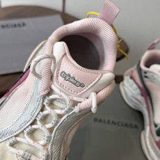Balen&ciaga 新款情侣款老爹鞋对于热衷鞋文化的朋友们来说 必然知道这指的是巴黎世家了!把原有时 Balen&ciaga 新款情侣款老爹鞋对于热衷鞋文化的朋友们来说 必然知道这指的是巴黎世家了!把原有时