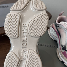 Balen&ciaga 新款情侣款老爹鞋对于热衷鞋文化的朋友们来说 必然知道这指的是巴黎世家了!把原有时 Balen&ciaga 新款情侣款老爹鞋对于热衷鞋文化的朋友们来说 必然知道这指的是巴黎世家了!把原有时