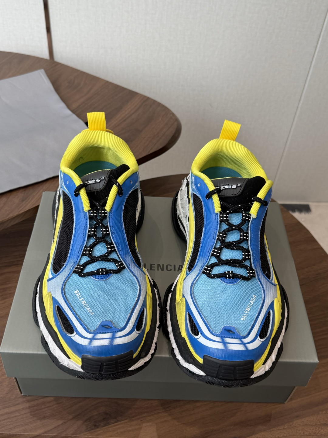 Balen&ciaga 新款情侣款老爹鞋对于热衷鞋文化的朋友们来说 必然知道这指的是巴黎世家了！把原有时